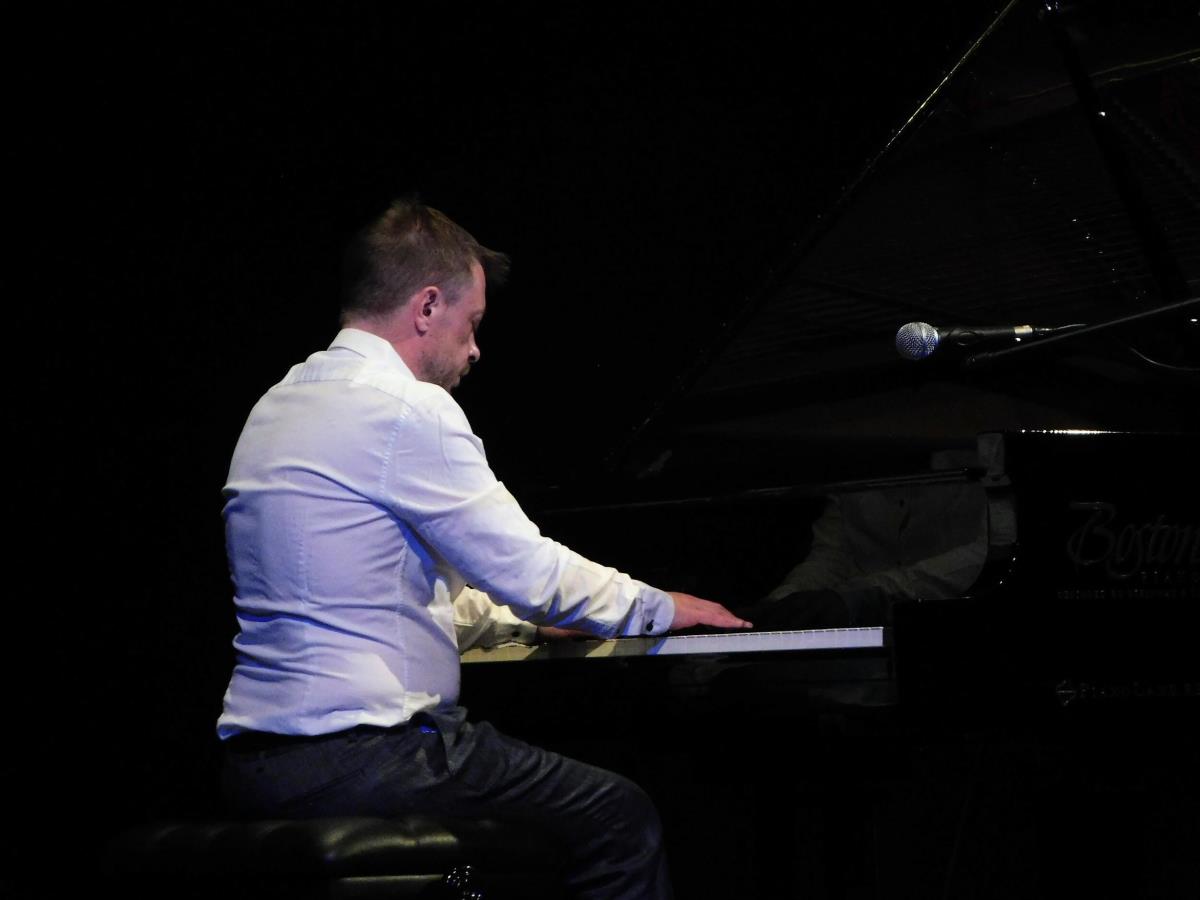 Matija Dedić svira klavir