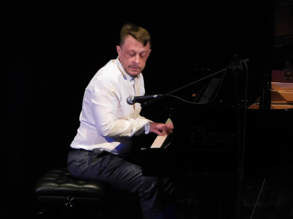 Matija Dedić svira klavir