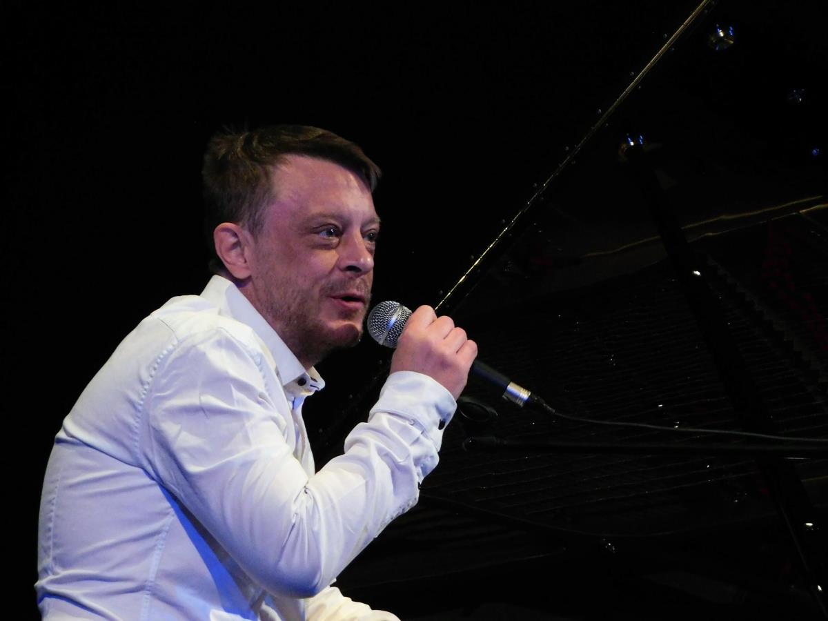 Matija Dedić drži mikrofon i peva