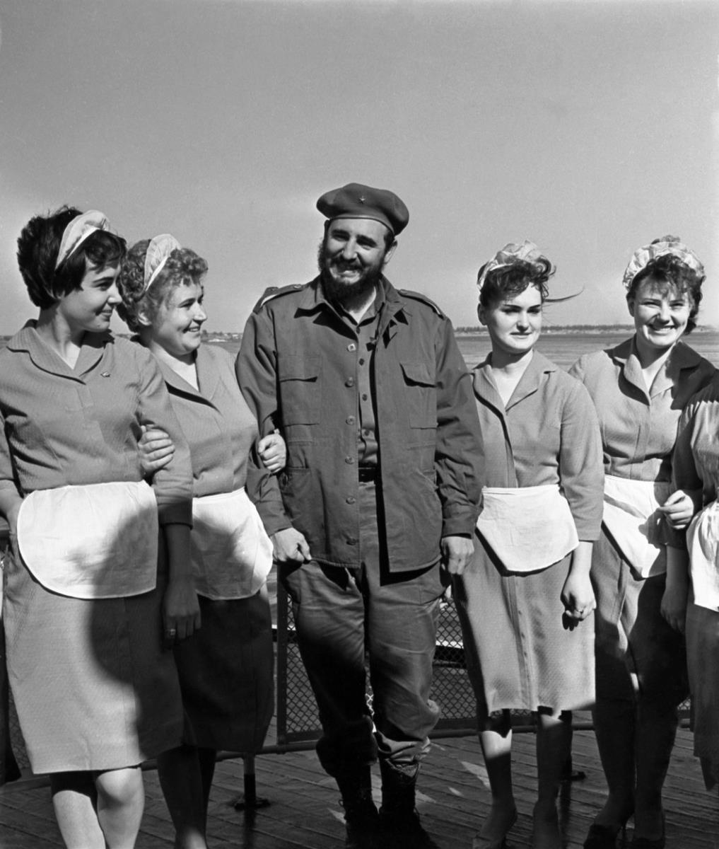 Fidel Kastro sa ženama - crno bela fotografija