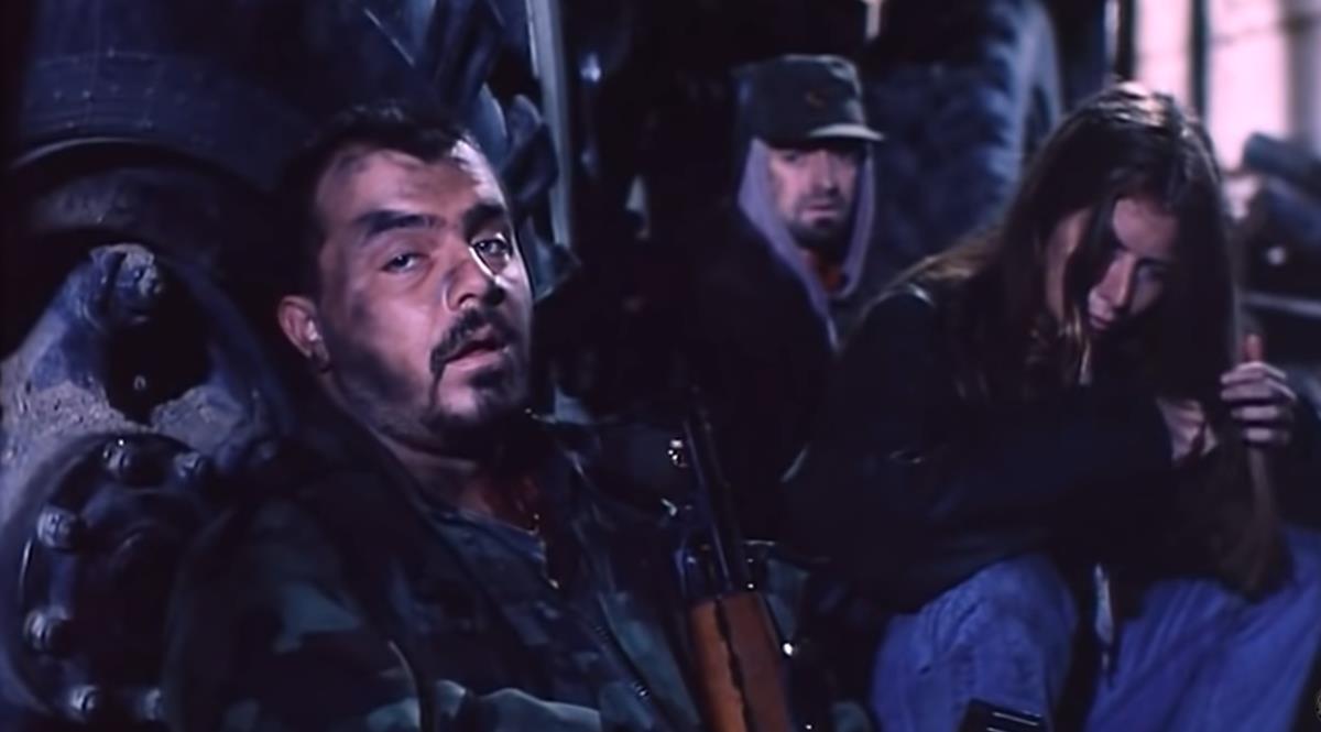 Nikola Kojo i Lisa Monkjur u filmu Lepa sela lepo gore