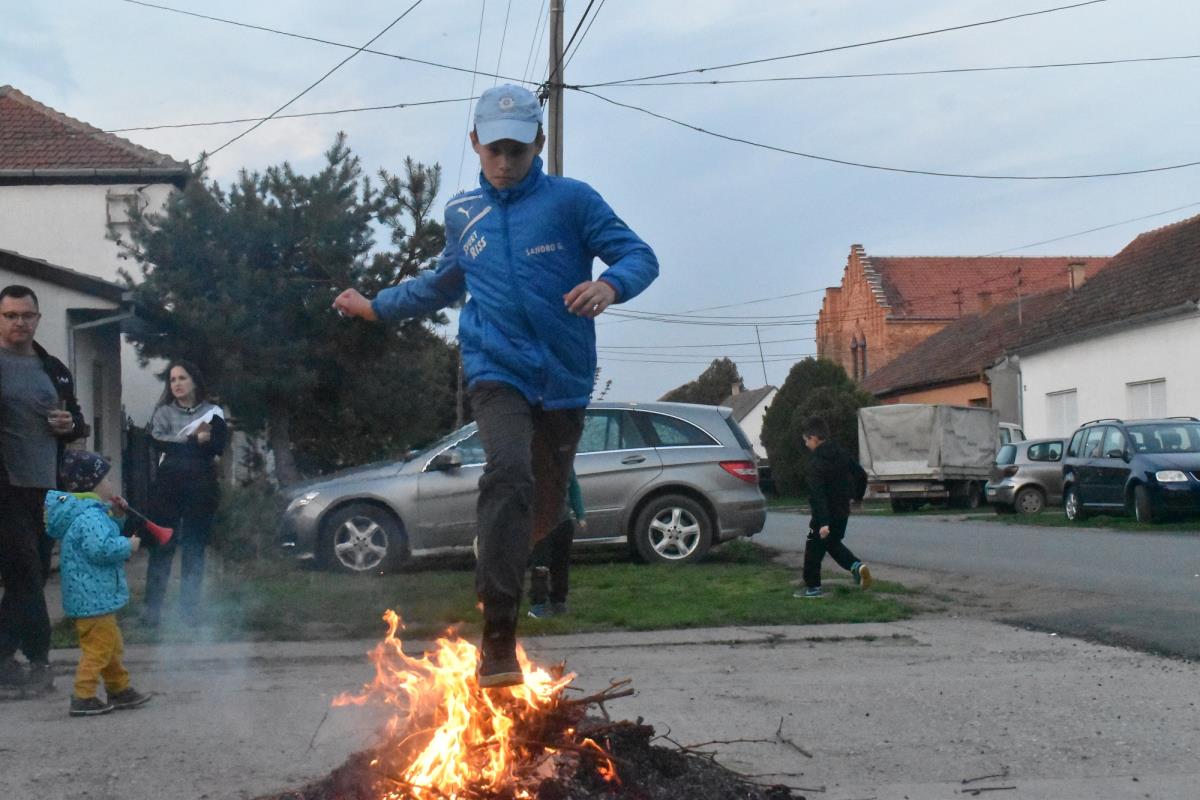 preskakanje-vatre-foto-s.u.11111111.jpg