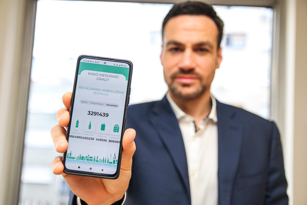 veljko-vlahovic-pokazije-aplikaciju-reciklomat.jpg