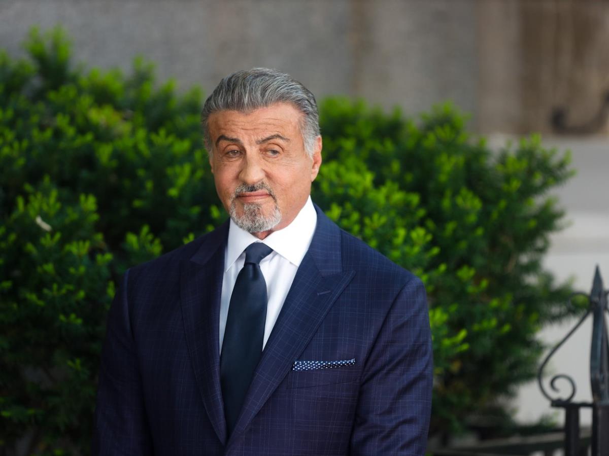 Silvester Stalone u plavom odelu