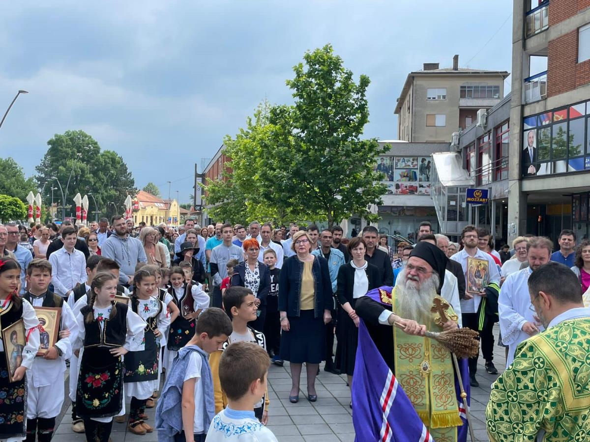 vladika-blagosilja-narod.jpg