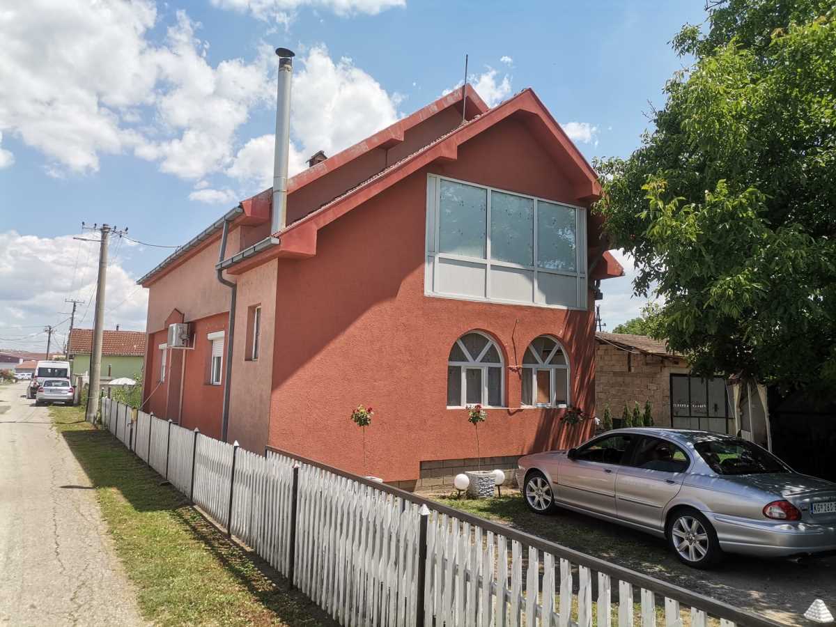 KOMŠIJE OTKRILE KAKO ŽIVE NADEŽDA BILJIĆ I TOMA PANIĆ! Pevačica i njen suprug ne žele da se presele u Beograd, ovako izgleda njihov dom u Svilajncu (FOTO)