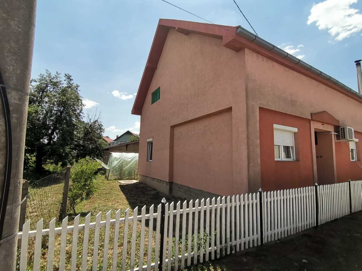 KOMŠIJE OTKRILE KAKO ŽIVE NADEŽDA BILJIĆ I TOMA PANIĆ! Pevačica i njen suprug ne žele da se presele u Beograd, ovako izgleda njihov dom u Svilajncu (FOTO)