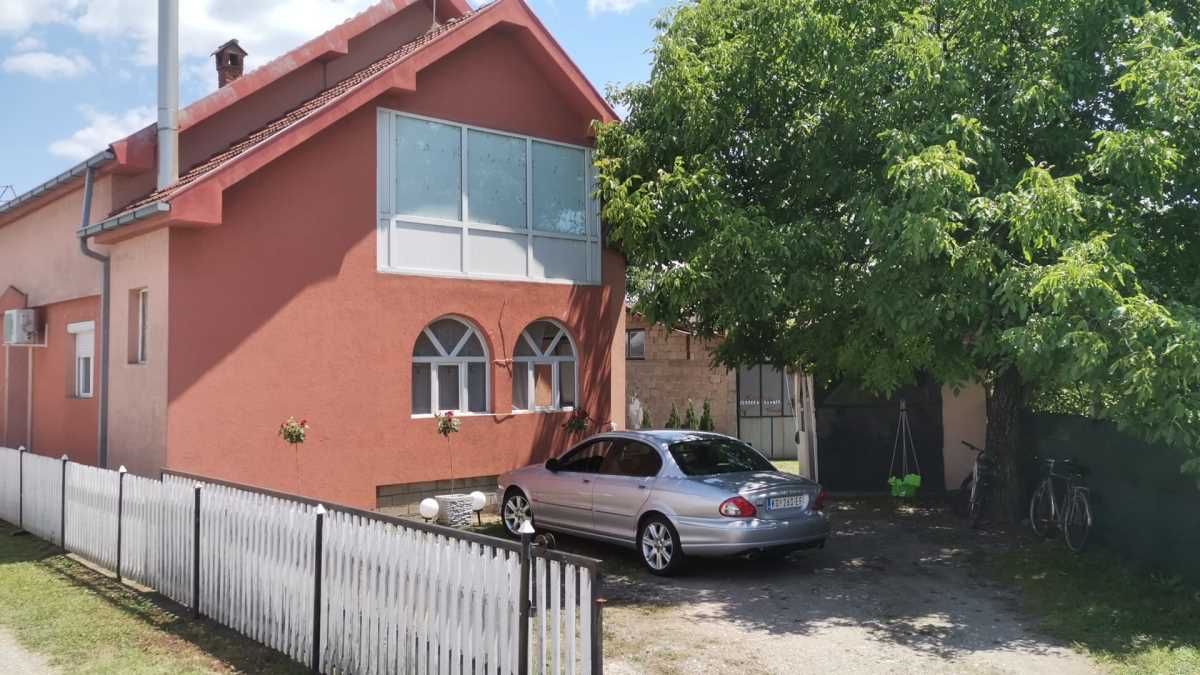 KOMŠIJE OTKRILE KAKO ŽIVE NADEŽDA BILJIĆ I TOMA PANIĆ! Pevačica i njen suprug ne žele da se presele u Beograd, ovako izgleda njihov dom u Svilajncu (FOTO)