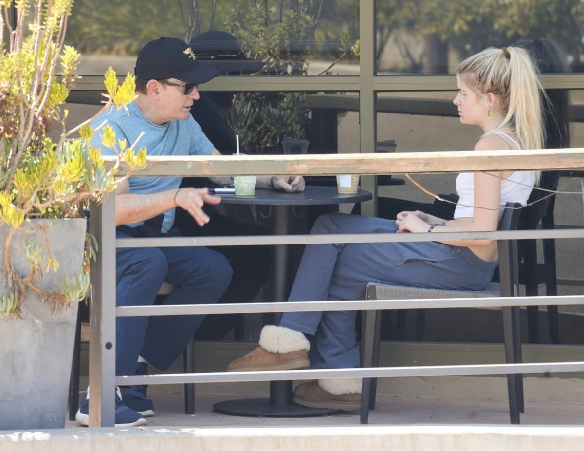 Čarli Šin u kafiću pije piće sa Lolom Šin