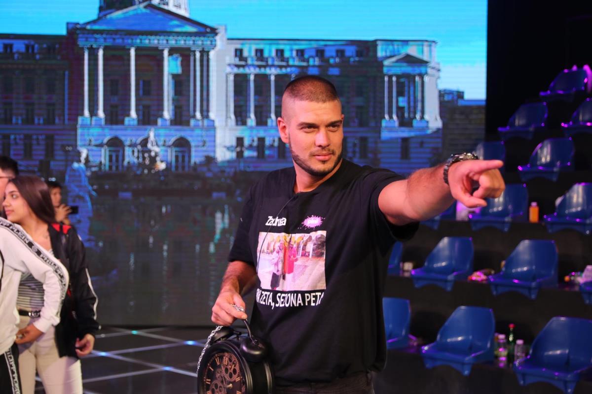 DEJAN DRAGOJEVIĆ POKRENUO BIZNIS OD 240.000 EVRA! Velika ispovest bivšeg rijaliti pobednika, on idevojka blistaju od sreće: SLEDEĆE JE BEBA!