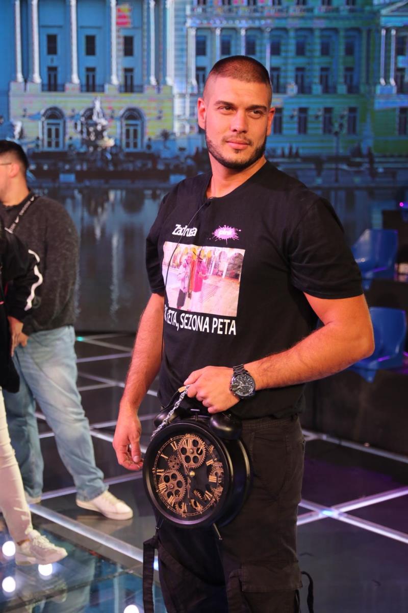 DEJAN DRAGOJEVIĆ POKRENUO BIZNIS OD 240.000 EVRA! Velika ispovest bivšeg rijaliti pobednika, on idevojka blistaju od sreće: SLEDEĆE JE BEBA!