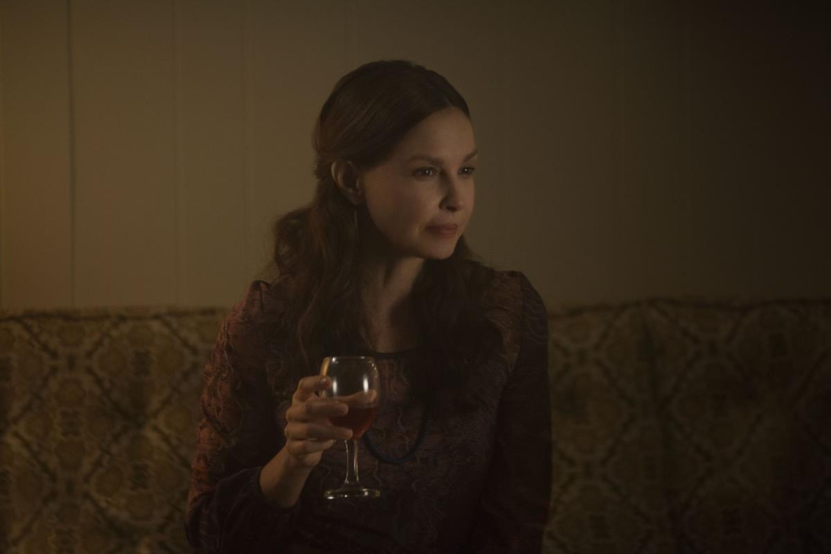 Ešli Džad sa čašom vina u ruci