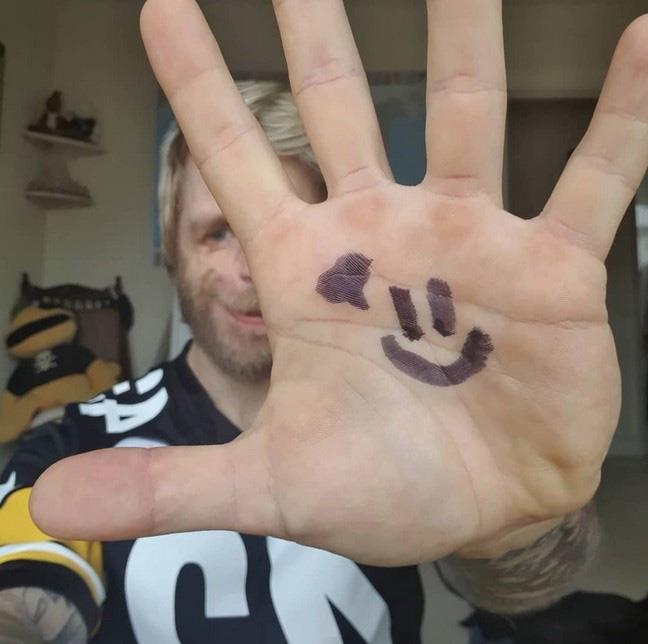 Džono Lankaster pokazuje šaku sa smajlijem