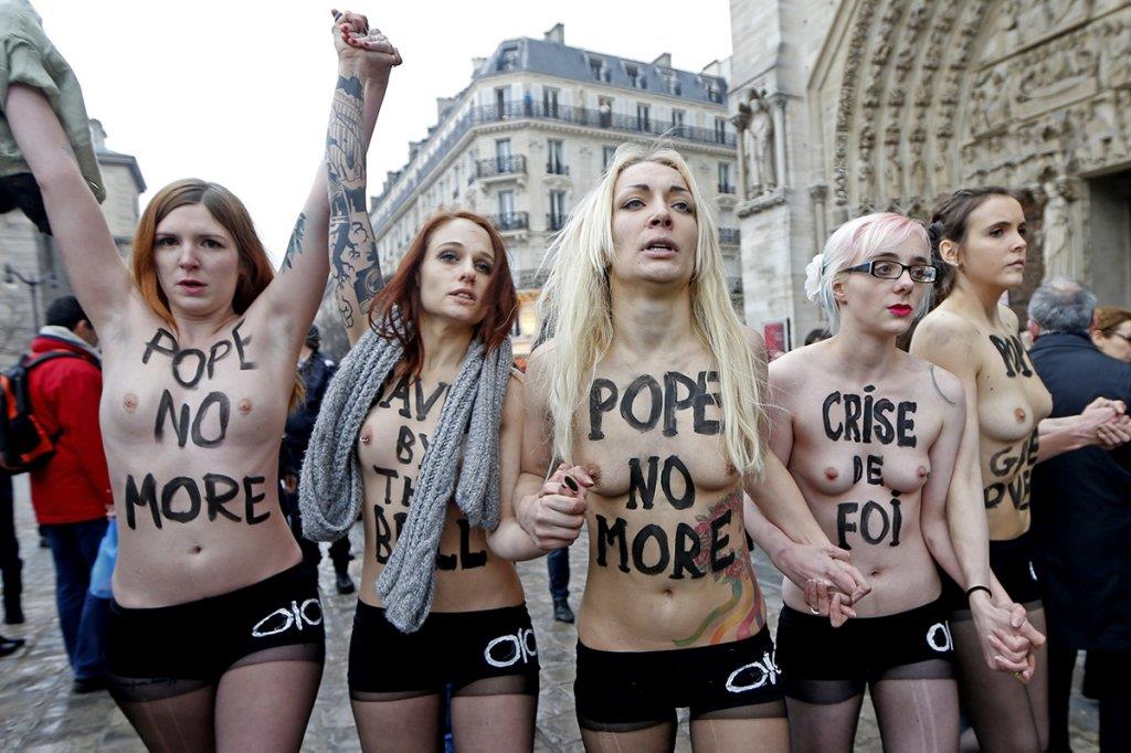 femen-papa-notr-dam.jpg