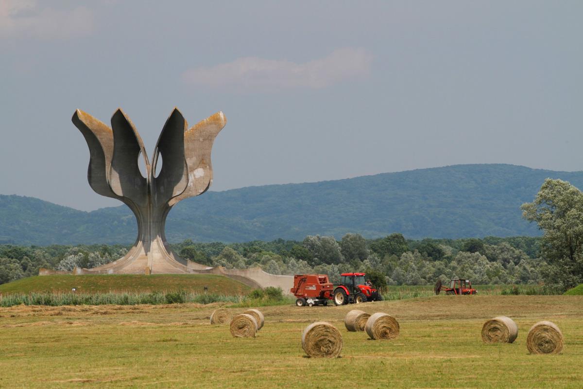 Spomenik na mestu nekadašnjeg logora Jasenovac gde je pobijeno više stotina hiljada Srba
