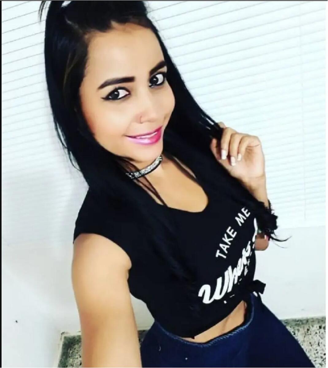 Džudi Pineda u crnoj majici golog stomaka