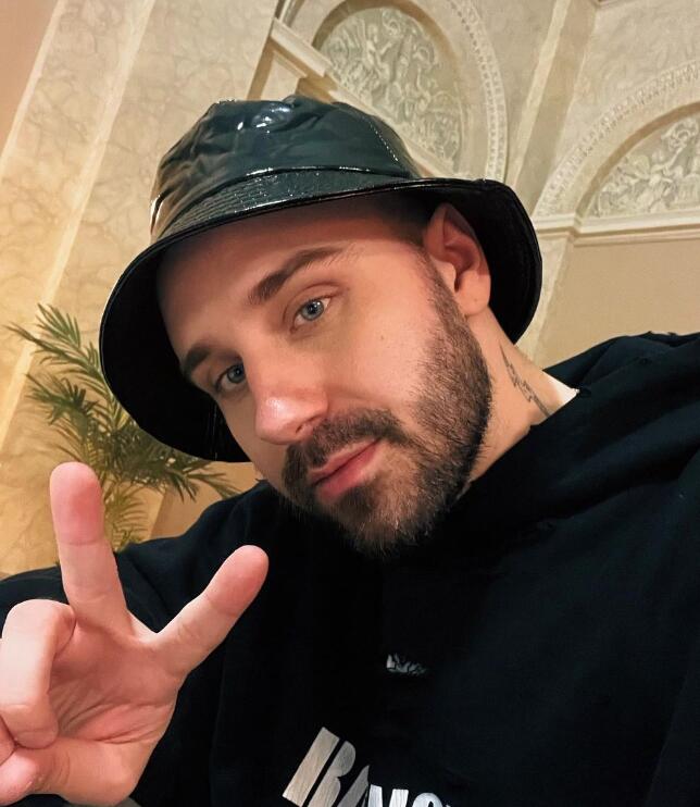 Miloš Stojković Henny sa crnim šeširićem na glavi pokazuje znak peace prstima