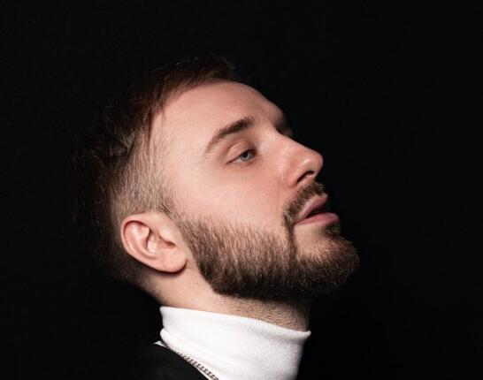 Miloš Stojković Henny pozira u beloj rolci