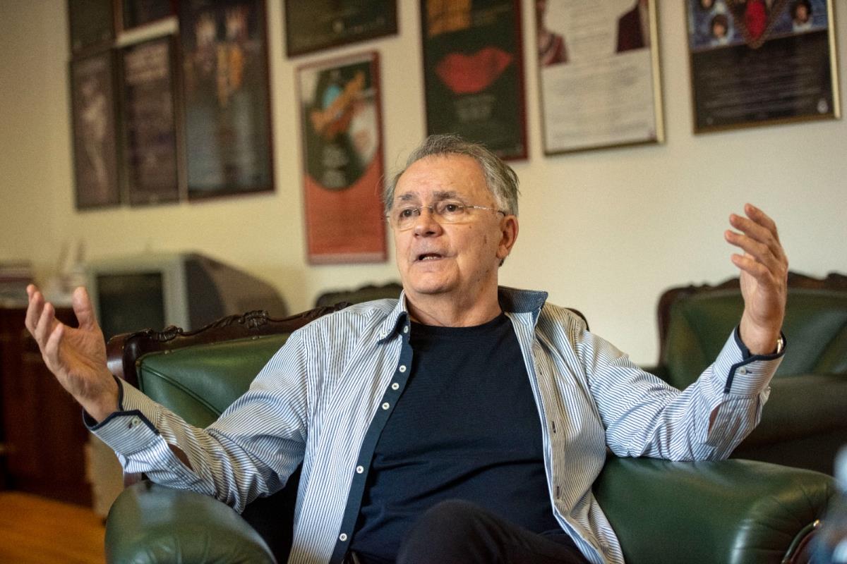 Glumac Rade Marjanović u prugastoj košulji i crnoj majici