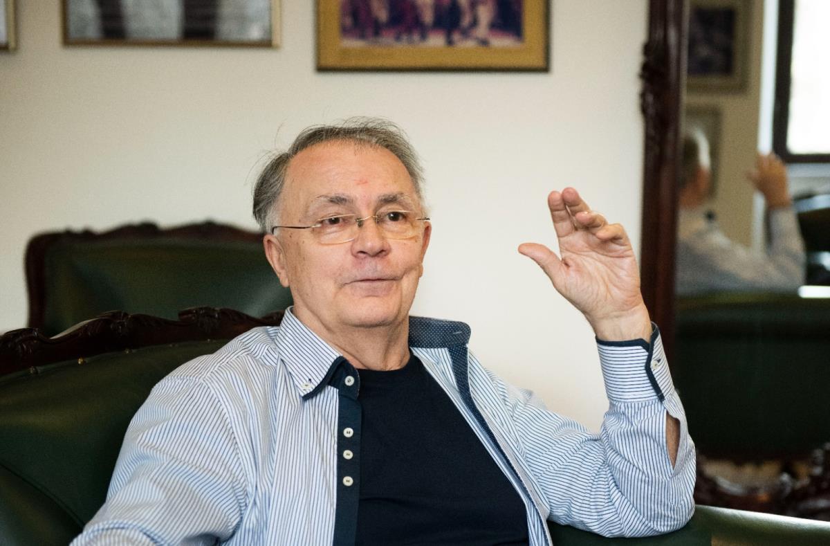 Glumac Rade Marjanović u prugastoj košulji i crnoj majici