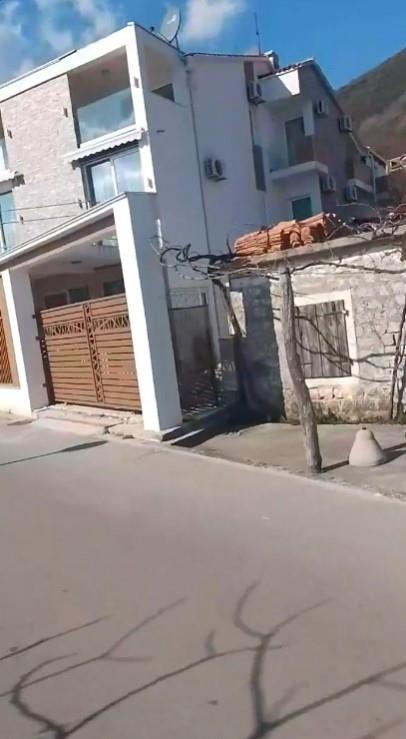 Nova kapija na vili Miloša Bojanića na moru