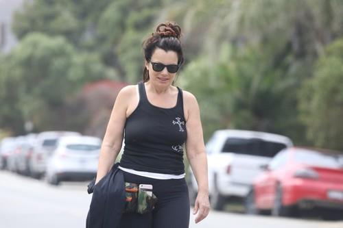 Fren Drešer u crnoj majici na bretele sa skejtom