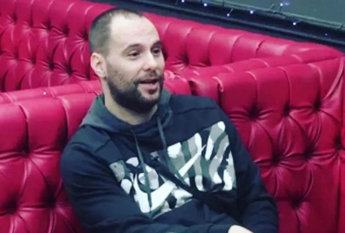 OVO JE ŽENA KOJA JE MOKI SLAVNIĆU RODILA SINA JEDINCA: Zvezdan objavio porodičnu fotografiju sa majkom, ne skidaju osmeh sa lica (foto)