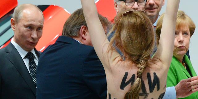 vladimir-putin-angela-merkel-femen.jpg