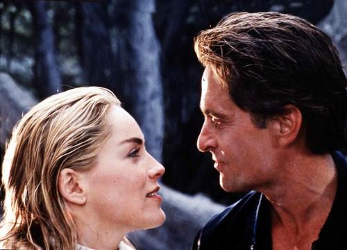 Šeron Stoun i Majkl Daglas u filmu Niske strasti