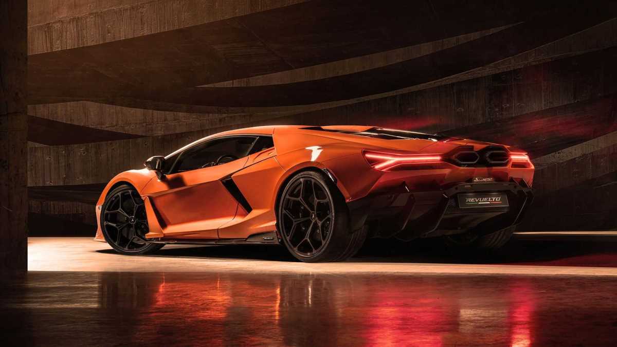 lamborghinirevueltofoto2023-7.jpg