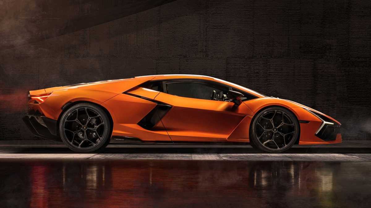 lamborghinirevueltofoto2023-5.jpg