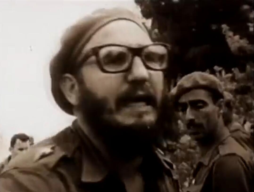 Fidel Kastro sa naočarima u uniformi