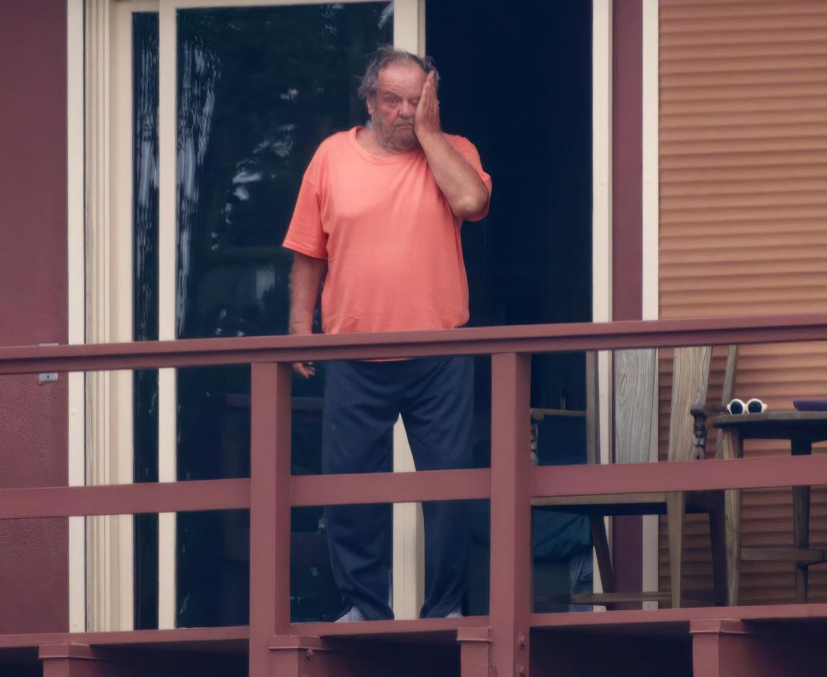 Džek Nikolson tek probuđen stoji na terasi