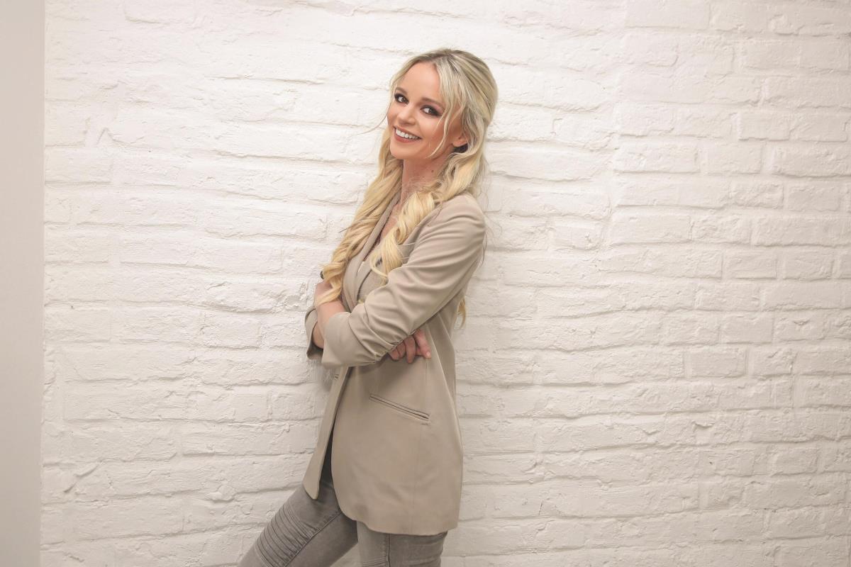 Maja Mandžuka pozira kraj belog zida