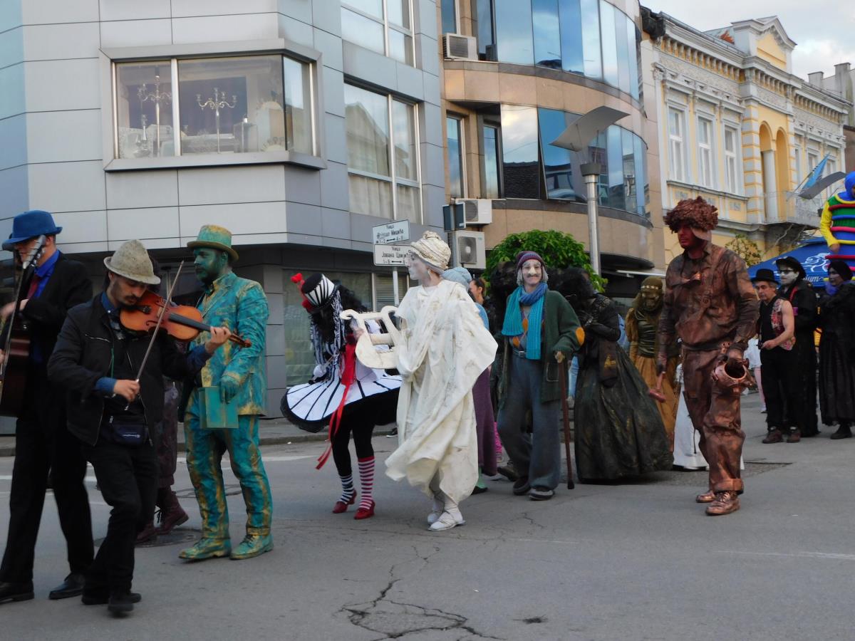 loznica-defile-zivih-statua.jpg