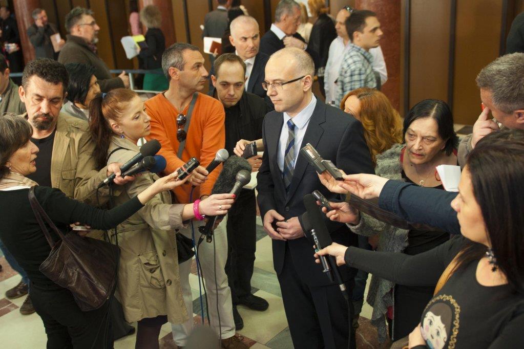 ns-m.vucevic-ispred-skupstine-grada-o-deklaraciji.jpg