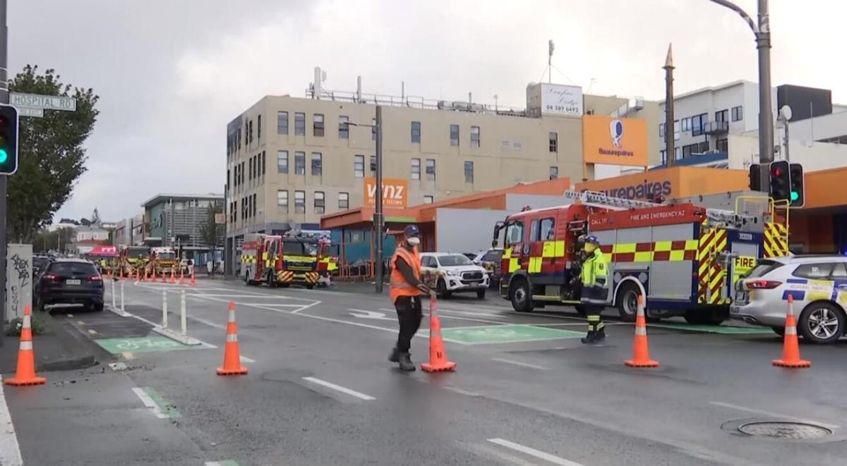 20230516-07-32-02new-zealand-hostel-fire--at-least-six-dead-and-11-missing-in-wellington-blaze---.jpg