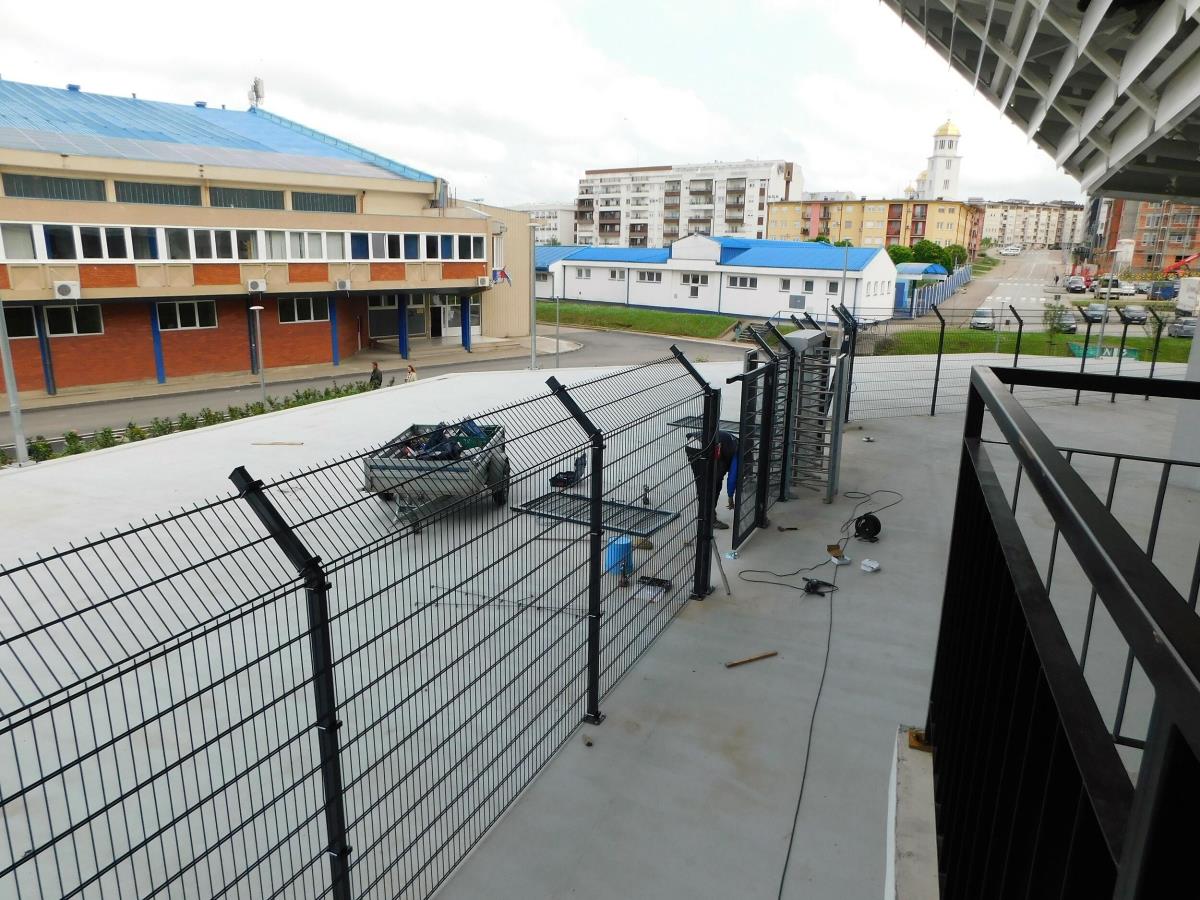 loznica--postvaljanje-ograde-sa-kapijama.jpg