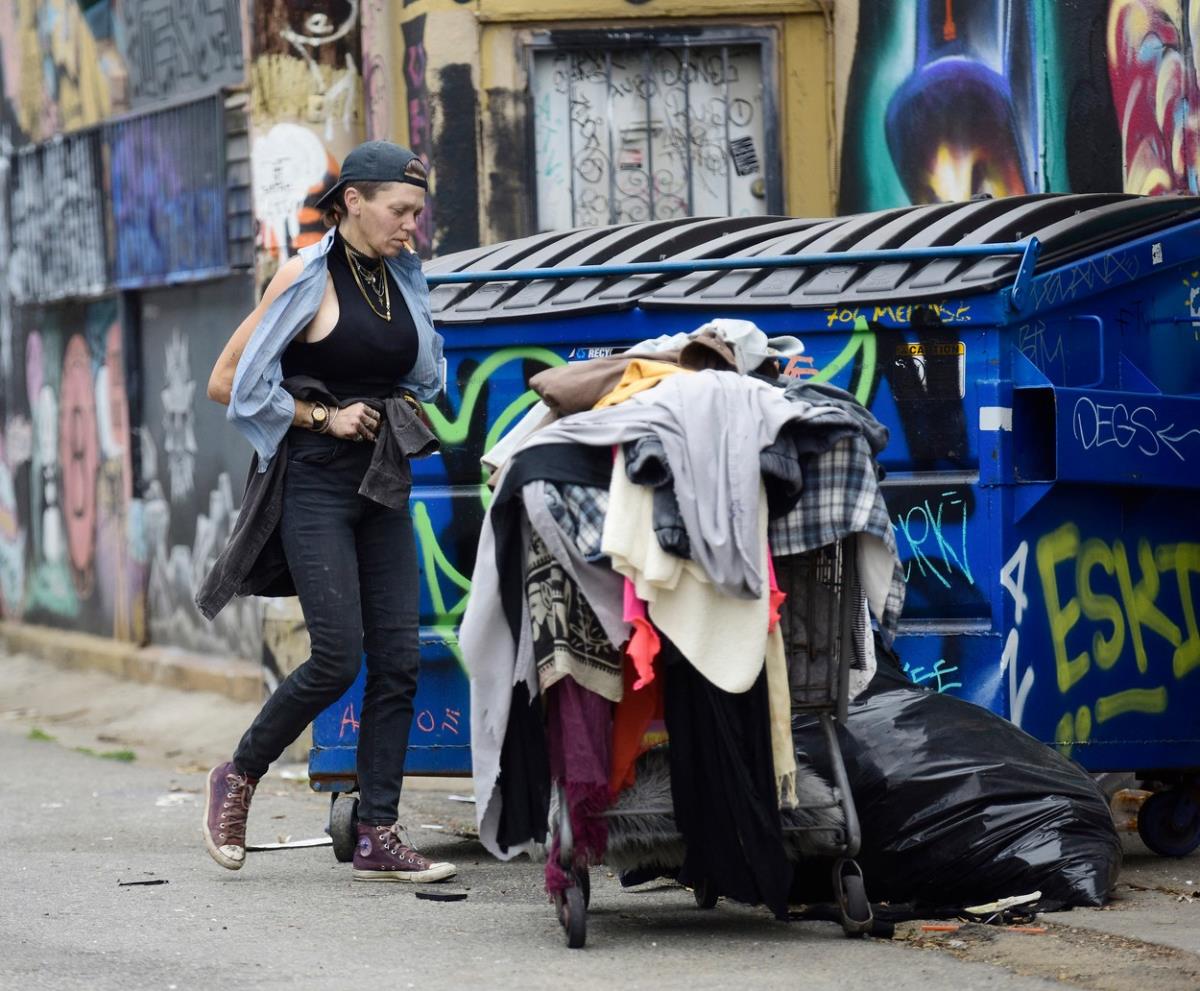 Loni Vilson danas kopa po smeću