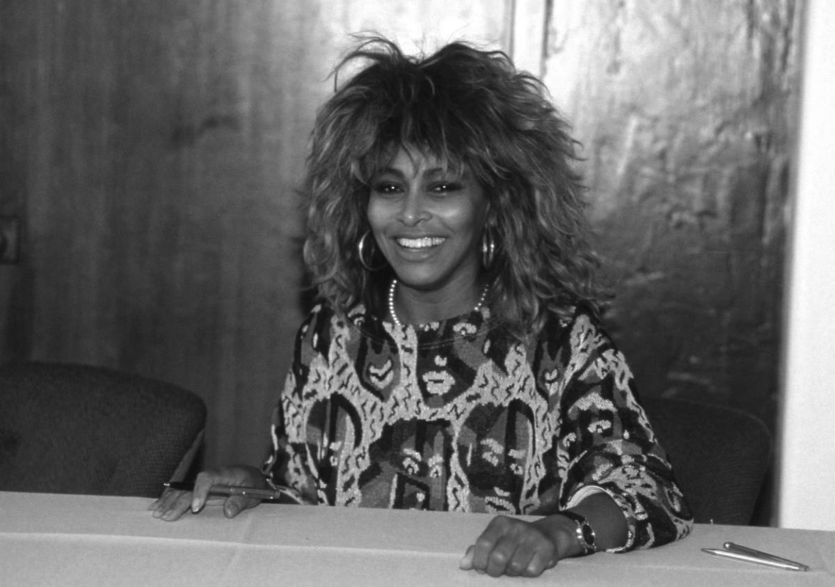 Tina Tarner u šarenoj majici, crno bela fotografija