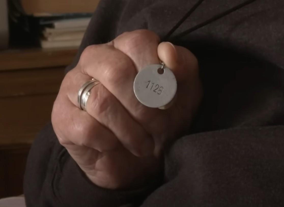 Metalni krug sa brojem 1128 koji je Živko Ivančević nosio oko vrata