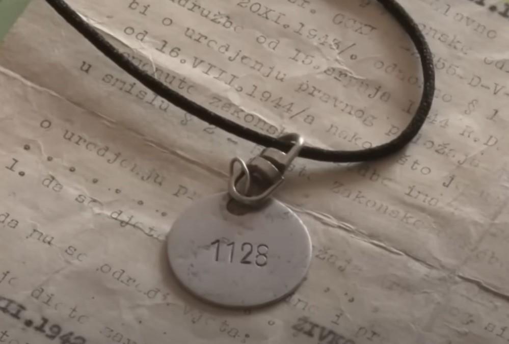 Metalni krug sa brojem 1128 koji je Živko Ivančević nosio oko vrata