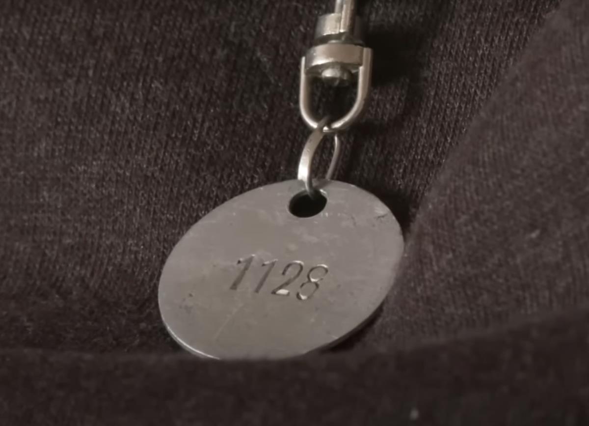 Metalni krug sa brojem 1128 koji je Živko Ivančević nosio oko vrata
