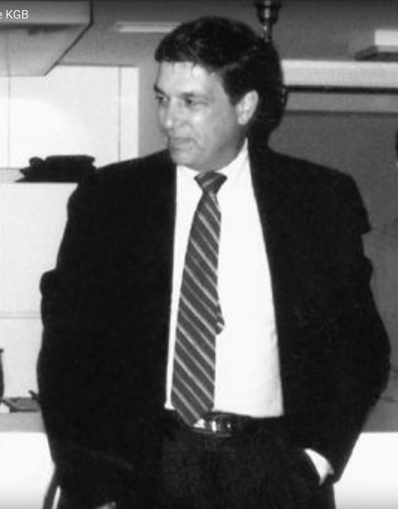 Robert Hansen u odelu, crno bela fotografija