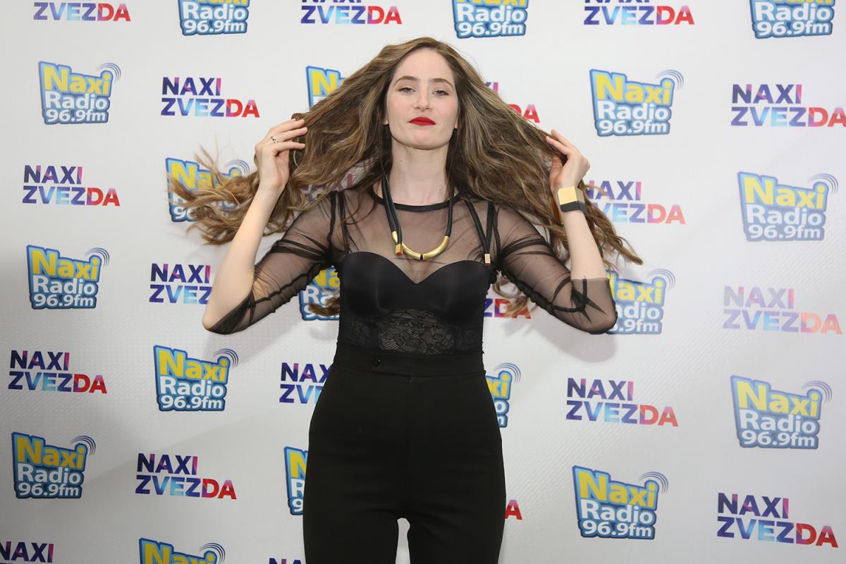 Marija Bergam pozira u crnom kombinezonu