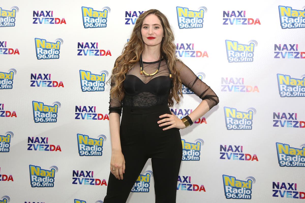 Marija Bergam pozira u crnom kombinezonu