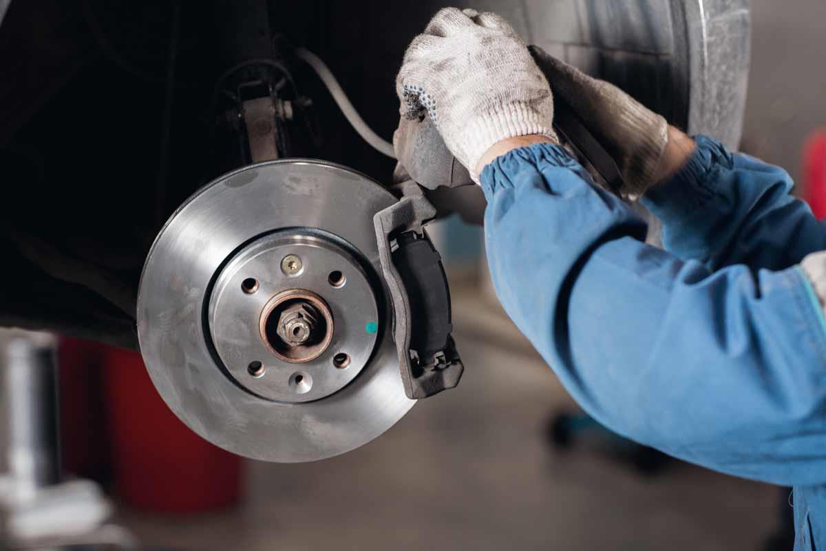 Majstor popravlja kočnice na automobilu