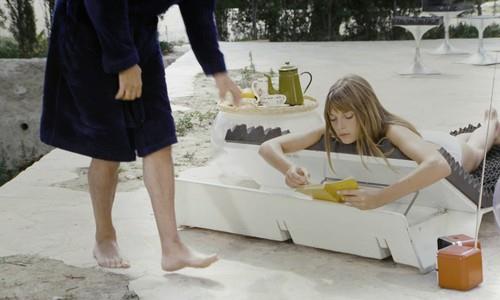 Džejn Birkin se sunča i čita knjigu