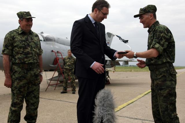 aleksandar-vucic-na-aerodromu-batajnica.jpg