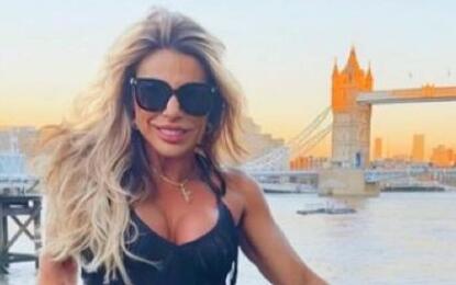 Andrea Sanšajn kraj reke